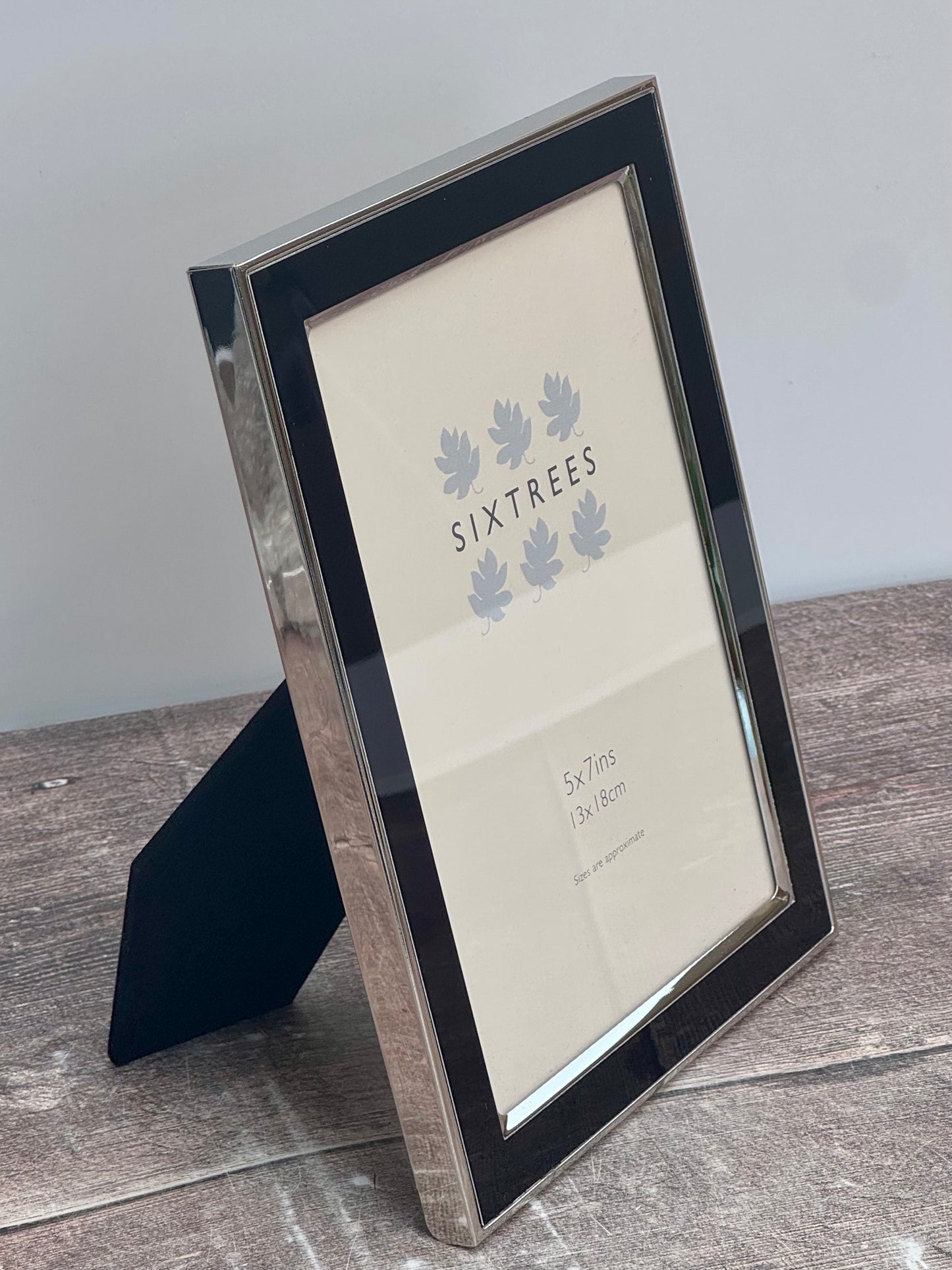 Sixtrees Black Border Photo Frame, 5’ x 7’