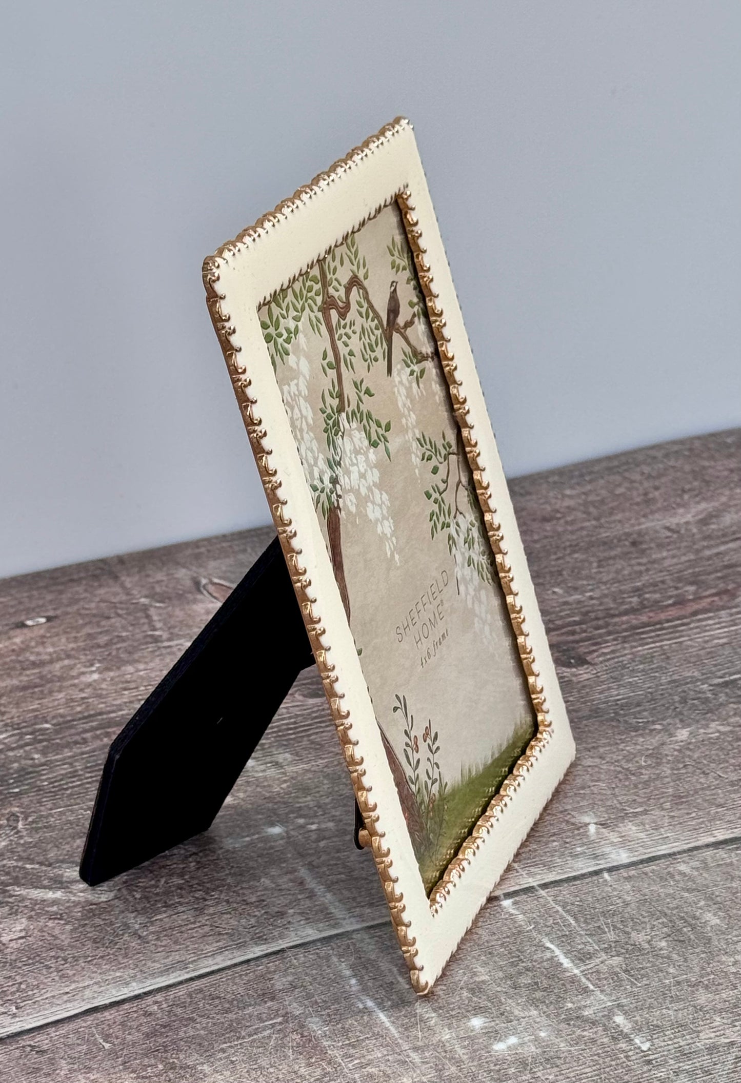 White and Gold Scallop Edge Photo Frame 4 x 6