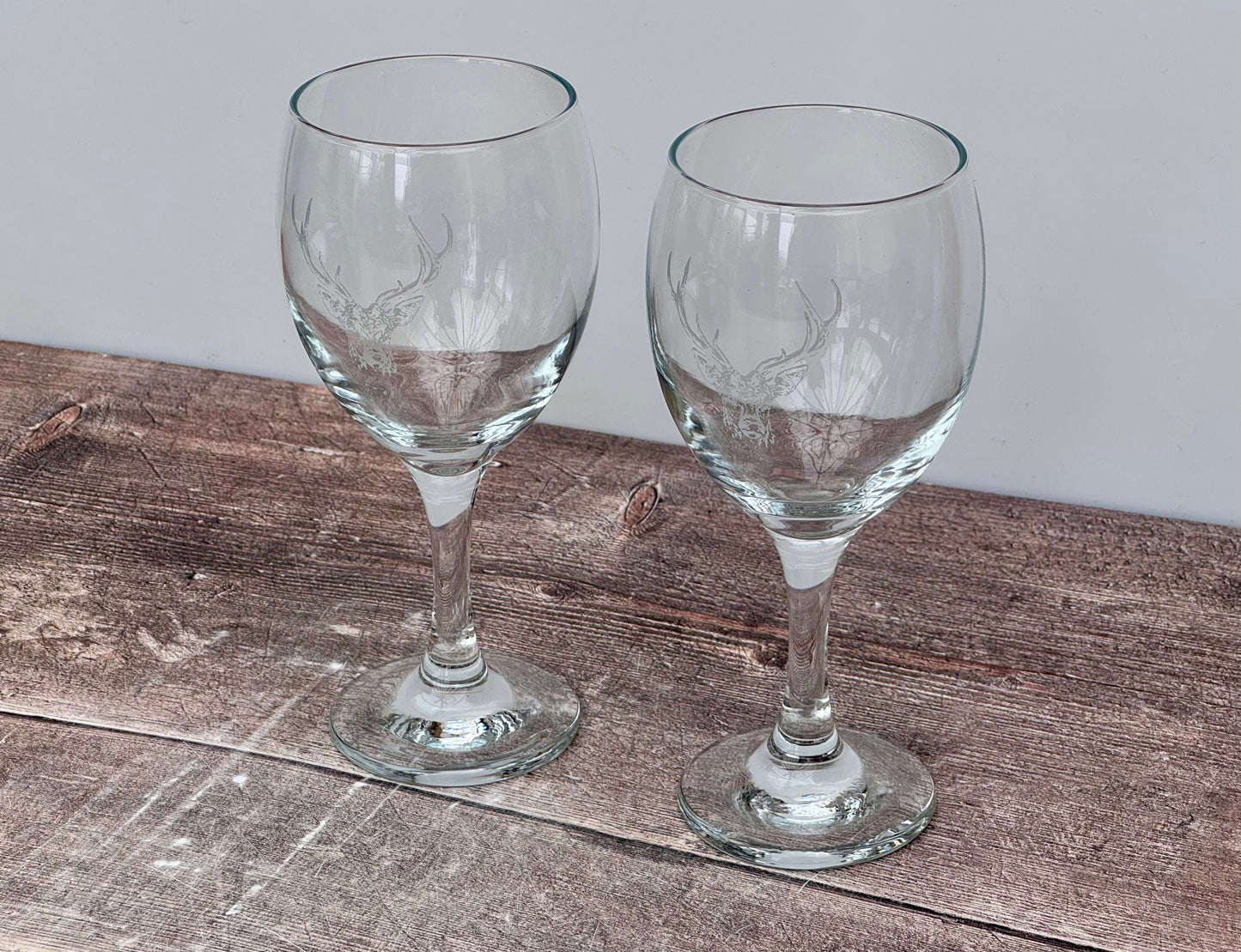 Set of 2 Stag Design Etched Wine Glasses