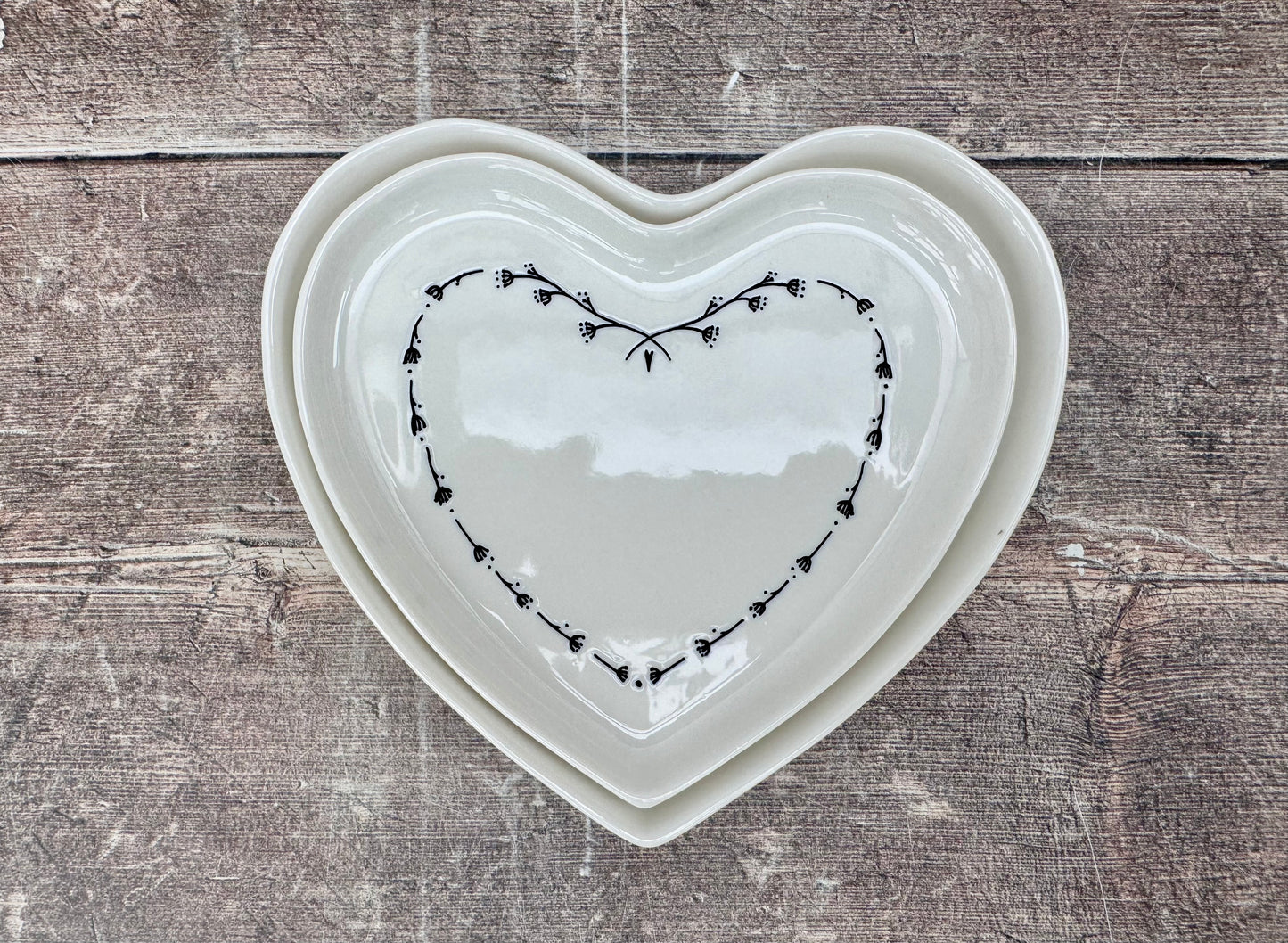 Set of 2 White Heart Patterned Plates