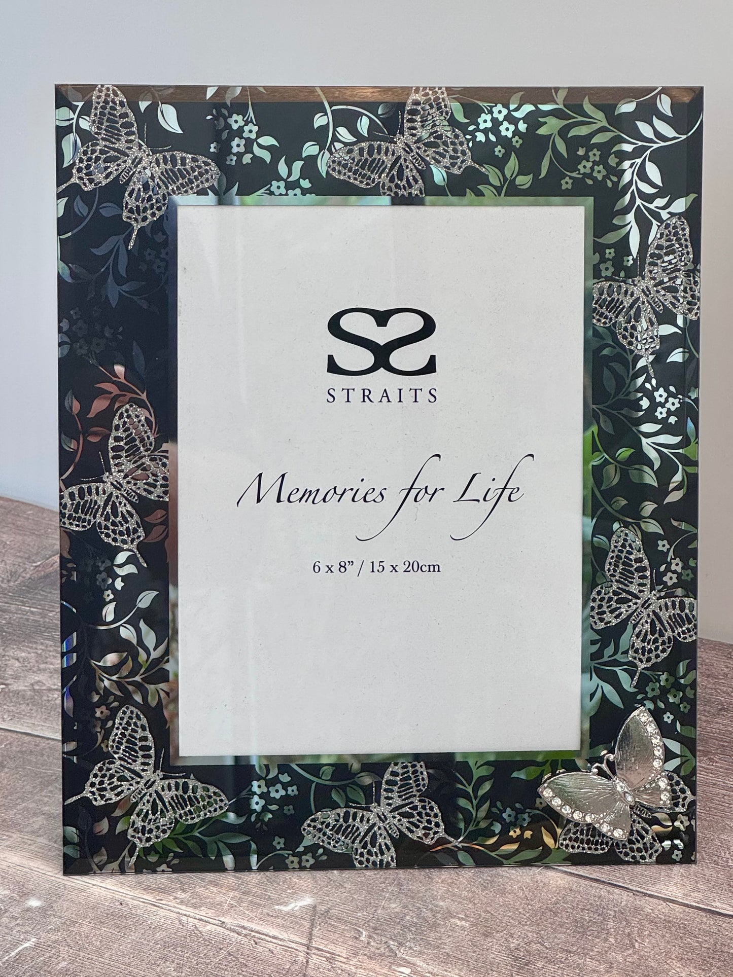 Butterfly Pattern Photo Frame, 6’ x 8’