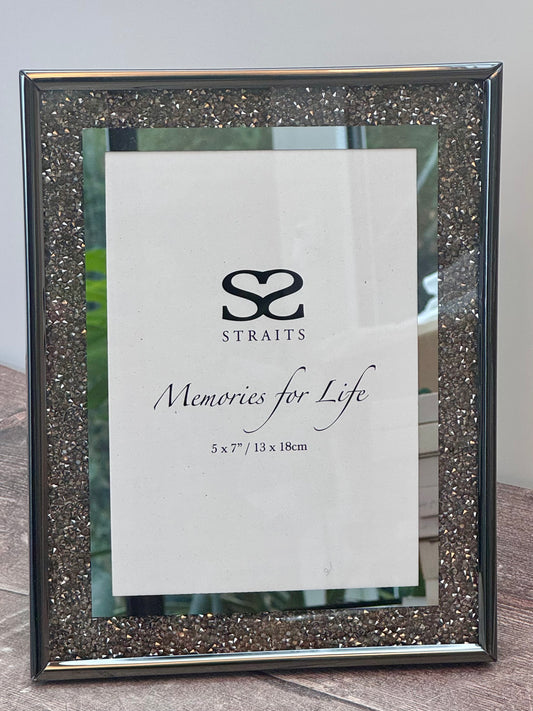 Black Bead Photo Frame, 5’ x 7’