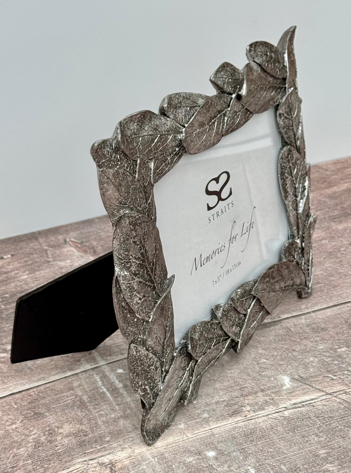 Silver Tone Leaf Patterned Photo Frame, 5’ x 7’