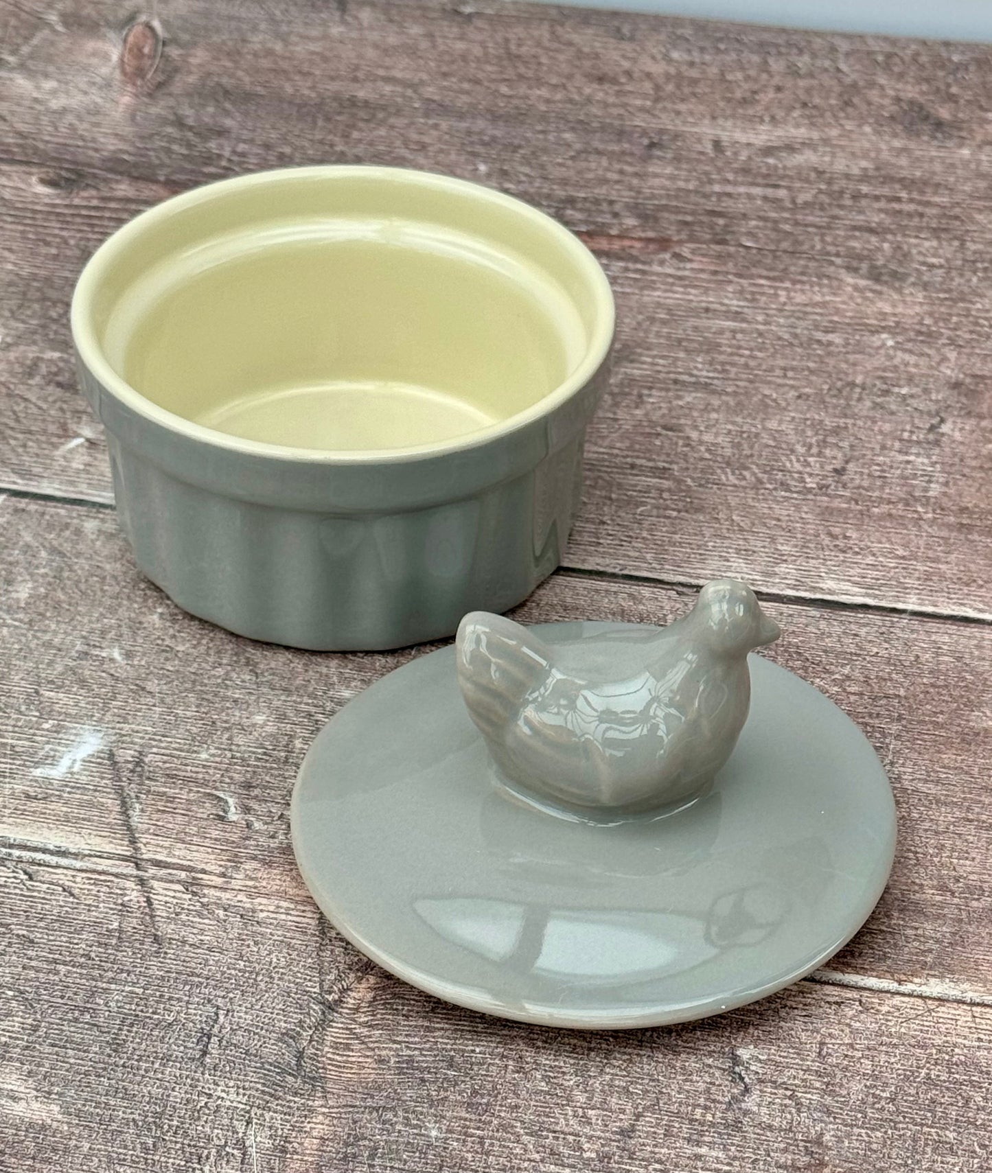 Set of 2 Small Casserole Dishes with Chicken Lid