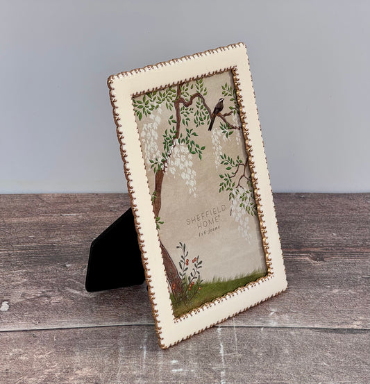 White and Gold Scallop Edge Photo Frame 4 x 6