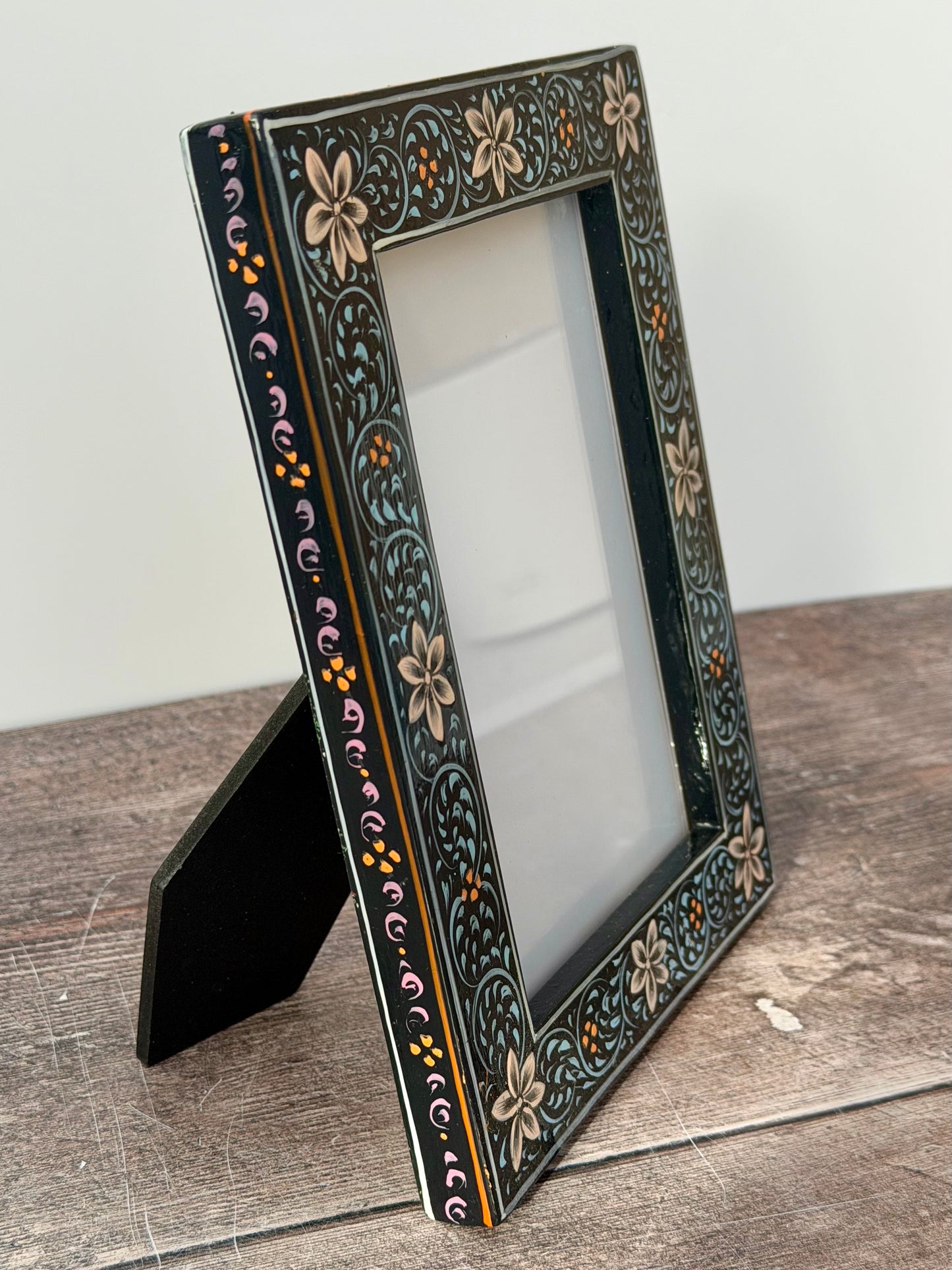 Hand Painted Photo Frame 4’ x 6’ - Black and Pink Flower Design
