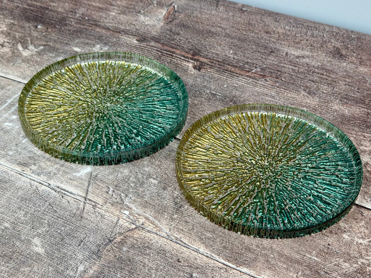 Set of 2 Green and Gold Glass Plates, 15cm