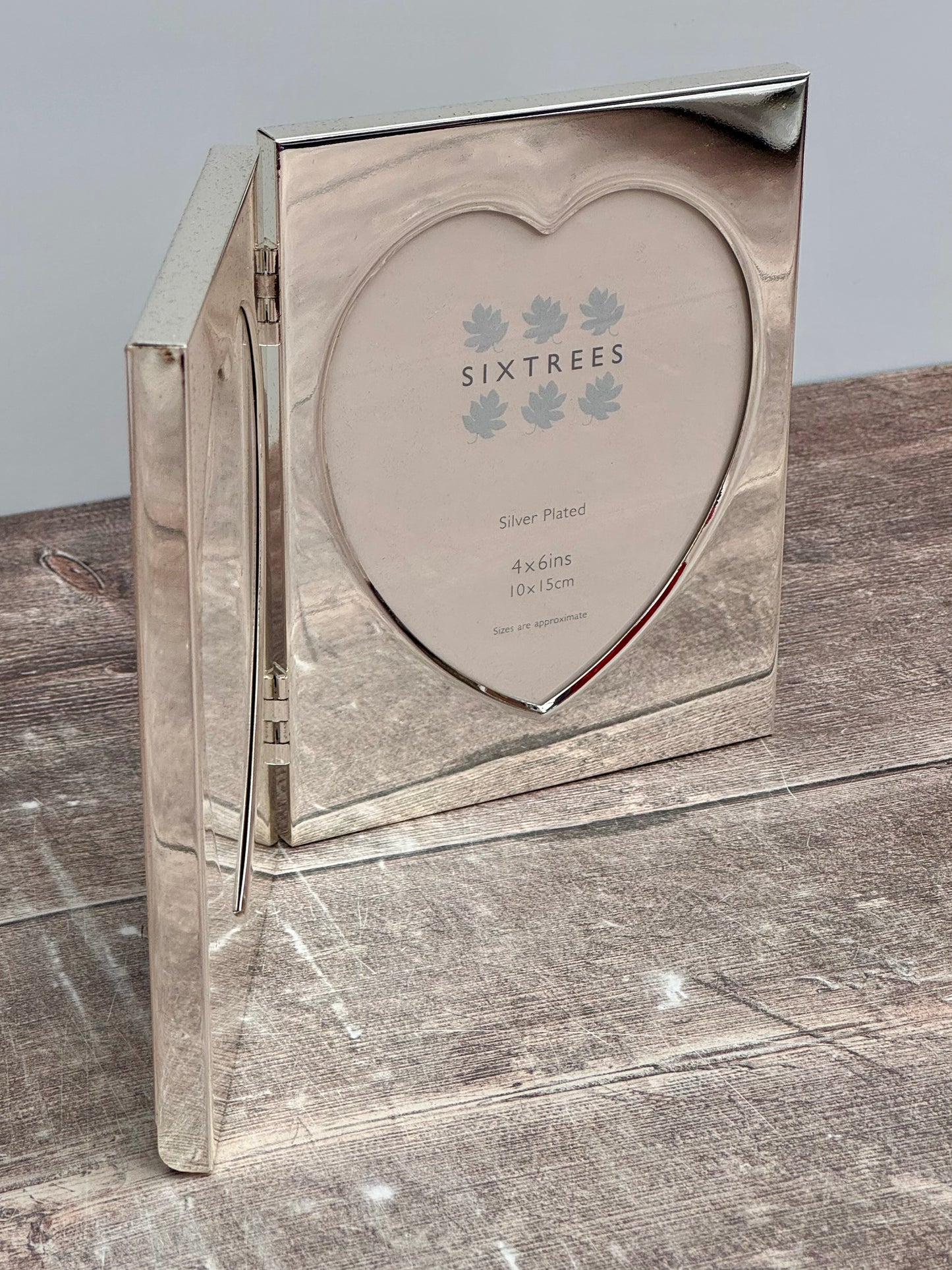 Sixtrees Double Heart Aperture Frame, 4’ x 6’